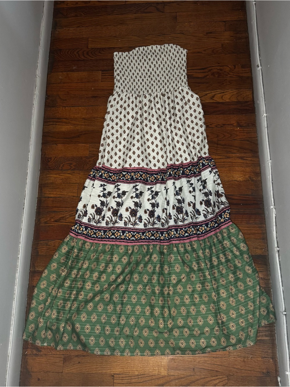 Strapless Boho Tiered Maxi Dress in Green and Cream Size M